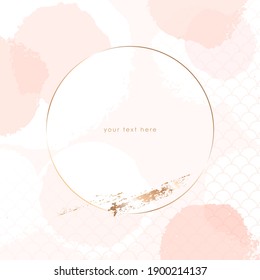 Marco redondeado de línea dorada, manchas redondas blancas, durazno, rosadas, dibujadas a mano dorada, pinceladas sobre un fondo de textura desnuda. Plantilla de diseño de vectores para invitación, portada, afiche.