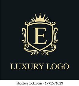 Modelo de diseño con logotipo de carta inicial de lujo Golden Luxury E con un ornamento vintage floral y escudo para la realeza, boda, restaurante, salón, boutique, cafetería, hotel, heráldico, joyería, marca de negocios de moda