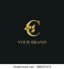 Golden Luxury Letra inicial C con flor para cosméticos, boutique, concepto de logotipo de hotel vector	