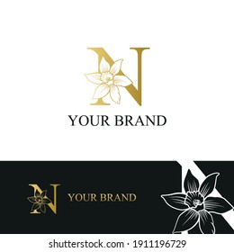 Golden Luxury Initial letter N with March Daffodils narcissus flower for cosmetic, Jewelry, boutique, hotel logo concept vector