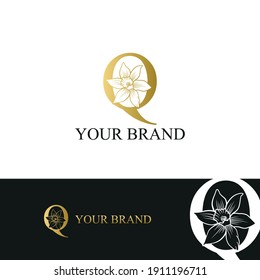 Golden Luxury Initial letter Q with March Daffodils narcissus flower for cosmetic, Jewelry, boutique, hotel logo concept vector