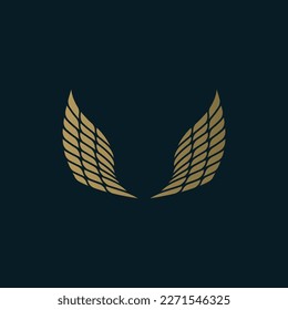 Goldene offene Flügel. Vektordesign