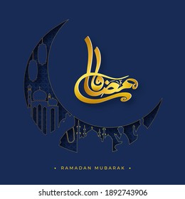 La Caligrafía De Ramadán Dorado En Árabe En El Papel Azul Cortó El Fondo De Forma De Luna Creciente.