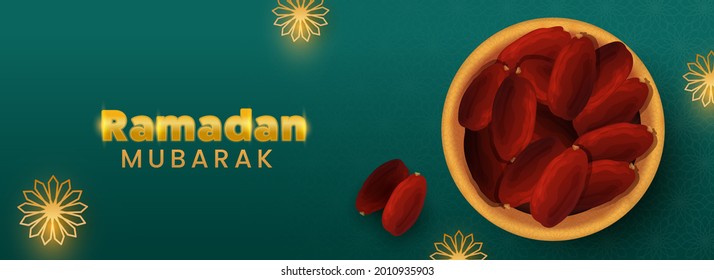 Goldener Ramadan-Mubarak-Text mit Draufsicht über die Termine Bowl auf grünem arabischem Hintergrund.