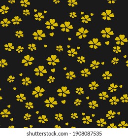 Patrón dorado sin fisuras con flores de sakura y corazones sobre fondo negro. Ornamento con flores amarillas de sakura y corazones en una textura oscura. Sexy motivo interminable para ropa interior, papel o tela.