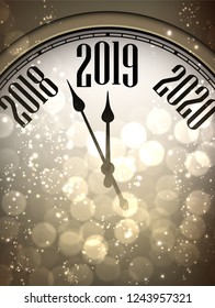 Tarjeta Golden Brillante Feliz Año Nuevo 2019 con reloj y luces. Efecto Bokeh. Fondo vectorial.
