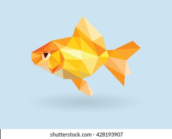 Peces de oro bajo polígono sobre fondo azul, un pez amarillo brillante nadando en aguas claras, brillantes cristales de oro ilustración. Impresión gráfica de camiseta.