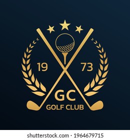 Logo del club de golf, insignia o icono con clubes de golf cruzados y pelota en el tee. Ilustración vectorial.  