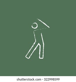 Mano Golfer dibujada con tiza sobre un icono blanco vectorial de pizarra aislado en un fondo verde.