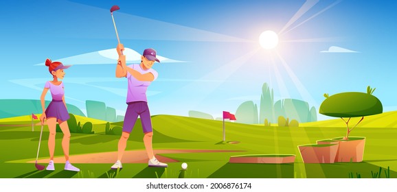 Los golfistas jugando golf en el campo verde golpeando la pelota con el club en el campo natural paisaje de fondo con bandera roja, bunker de arena y árboles bajo un cielo azul soleado. Ilustración vectorial del torneo deportivo