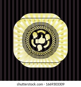 icono de comentarios de los clientes dentro del emblema dorado