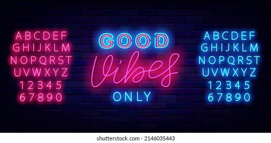 Las buenas vibraciones sólo son señal de neón. Alfabeto azul brillante y rosa. Cartel positivo claro. Banner de efecto brillante. Texto en la pared de ladrillo. Etiqueta luminosa. Trazo editable. Ilustración de material vectorial