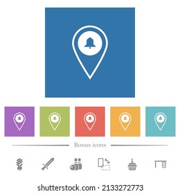 Localización GPS alarma iconos blancos planos en fondo cuadrado. 6 iconos de bonificación incluidos.