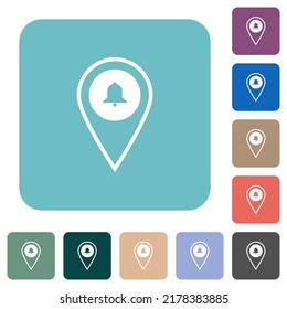 Localización GPS alarma iconos planos blancos en fondo cuadrado redondeado de color