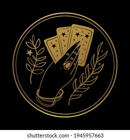 Eine strapazierfähige weibliche Hand einer Zigeunerin hält Tarot-Karten. Rund goldenes Symbol auf schwarzem Hintergrund. Das Konzept der Befreiung, Hexerei, Schicksal, Kartenspiel. Vektorgrafik einzeln auf Hintergrund.