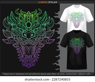 Farbverlauf Farbige Drachenkopf Mandala Kunst einzeln auf schwarz-weißem T-Shirt.