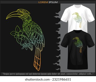 Gradiente Colorido pájaro carnívoro arte mandala aislado en camiseta blanca y negra.