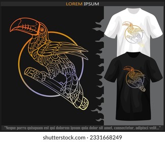 Gradiente Colorful of toucan bird mandala arts aislado en camisetas blancas y negras.