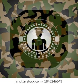 icono graduado dentro del emblema camuflado. 