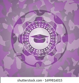 icono del tapón de graduación dentro del emblema de un camo rosado