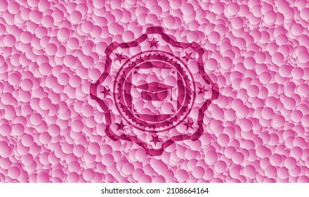 icono del tapón de graduación dentro del emblema rosa con fondo de burbujas. Vintage. Ilustración vectorial. Detallado. 