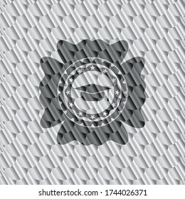 icono del gorro de graduación dentro de la placa de plata. Patrón de escalas. Ilustración vectorial. Detallado. 