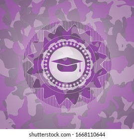 icono del tapón de graduación en el modelo de camo rosa