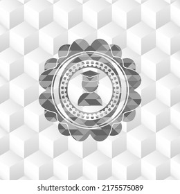 icono de graduación dentro de un emblema gris realista con fondo blanco cubo. 
