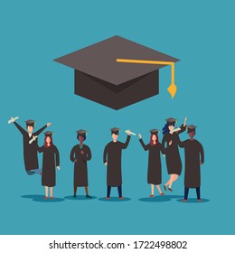 Concepto vectorial de graduación con figuras estudiantiles universitarias usando vestimenta académica, mientras sostienen alegremente su certificado de diploma debajo del ícono de toga grande en fondo azul