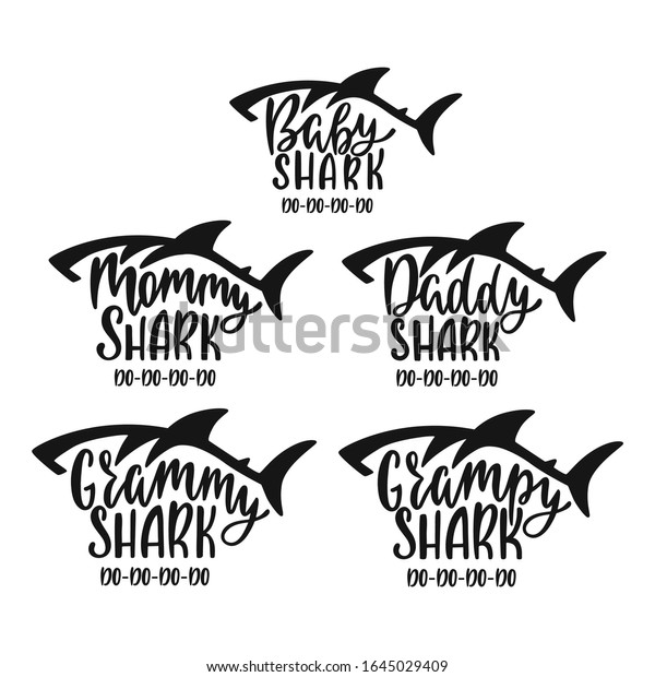 グラミー グラミー ママ パパ ベビー サメ サメのシルエット を持つ手書きのタイポグラフィーフレーズ ファミリコレクション 誕生日tシャツのデザイン 白い背景にベクターイラスト のベクター画像素材 ロイヤリティフリー