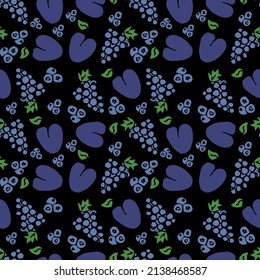 uva y ciruela sobre fondo negro. iconos de los alimentos vectoriales. Patrón sin fisuras de color con iconos de frutos azules.
