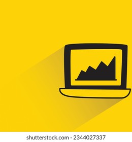 grafo en laptop con sombra sobre fondo amarillo