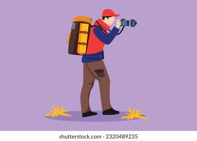 Diseño gráfico plano dibujando a un joven fotógrafo de pie tomando una foto usando la cámara, turista con mochila. Fotógrafo con el símbolo del logotipo del icono de la lente del teléfono. Ilustración vectorial de estilo de dibujos animados