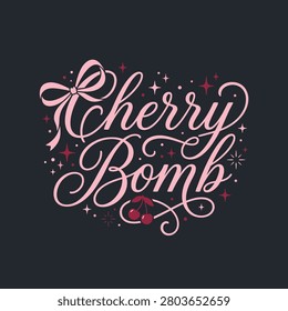 Графический дизайн футболки с розовыми буквами «Cherry Bomb» с бантами и вишневыми иллюстрациями на темном фоне.