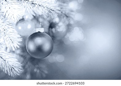 Navidades grises colgando de un árbol.