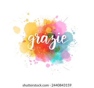 Grazie - Danke auf Italienisch. Handgeschriebener moderner Kalligrafie-Aquarell-Schrifttext. Bunte Handlettering auf Aquarell-Farbspritzer