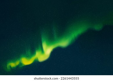 Dorora boreal verde. El cielo estrellado de la noche oscura y las luces polares brillantes