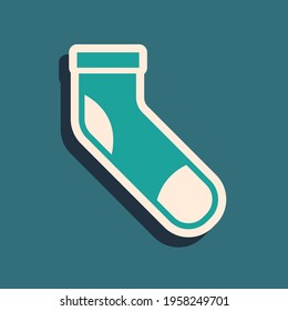 Icono del calcetín verde de béisbol aislado en fondo verde. Estilo de sombra larga. Vector