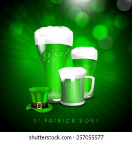 Cerveza verde en tazas con brillante sombrero de leprechaun en el fondo de los rayos para la celebración del Feliz Día de San Patricio.