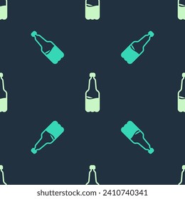 Grün-beige Plastikbierflasche Symbol einzeln auf blauem Hintergrund.  Vektorgrafik