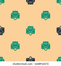Icono de envoltorio de borrado verde y negro aislado sin fisuras en fondo beige. Eliminar o letra de error. Cruzar el mensaje. Correo rechazado.  Ilustración vectorial