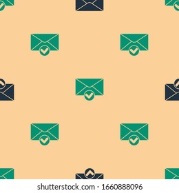 Sobre verde y negro y icono de marca de verificación aislado sin fisuras en fondo beige. Entrega de correo electrónico correcta, confirmación de entrega por correo electrónico. Ilustración vectorial