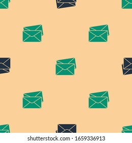 Icono de Sobre verde y negro aislado sin fisuras en fondo beige. Símbolo de carta de mensaje de correo electrónico. Ilustración vectorial