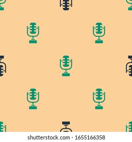 Icono de micrófono verde y negro aislado sin fisuras en fondo beige. En el micrófono del micrófono de la radio de aire. Signo del altavoz.  Ilustración vectorial