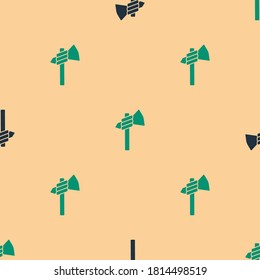 Icono de la hacha de tomahawk nativa verde y negro aislado patrón sin fisuras en el fondo beige.  Vector