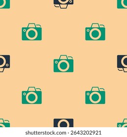 Ícone de câmera fotográfica verde e preto isolado padrão contínuo no fundo bege. Ícone da câmera fotográfica.  Vetor