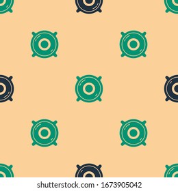 Icono de altavoz estéreo verde y negro aislado sin fisuras en fondo beige. Altavoces del sistema de sonido. Icono de música. Equipo de bajos de altavoces de columna musical.  Ilustración vectorial