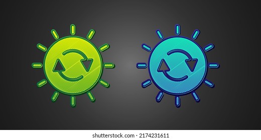 Icono de panel de energía solar verde y azul aislado en fondo negro. Sol con símbolo de relámpago.  Vector