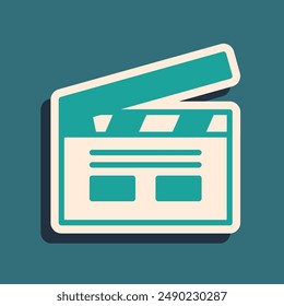 Icono de cine indio Bollywood verde aislado en fondo verde. Película clapper. Tablero de película. Producción cinematográfica o industria de medios. Estilo de sombra larga. Vector