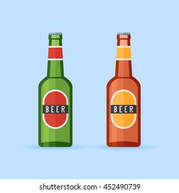 Botellas de cerveza verde y marrón con etiquetas aisladas de fondo azul. Icono de estilo plano. Ilustración vectorial.